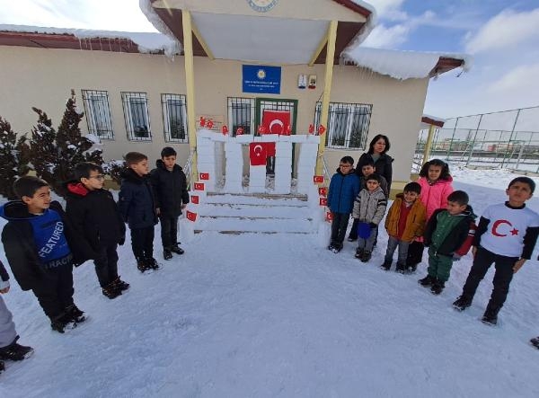 Kardan Anıtkabir yapıp, önünde İstiklal Marşı'nı okudular