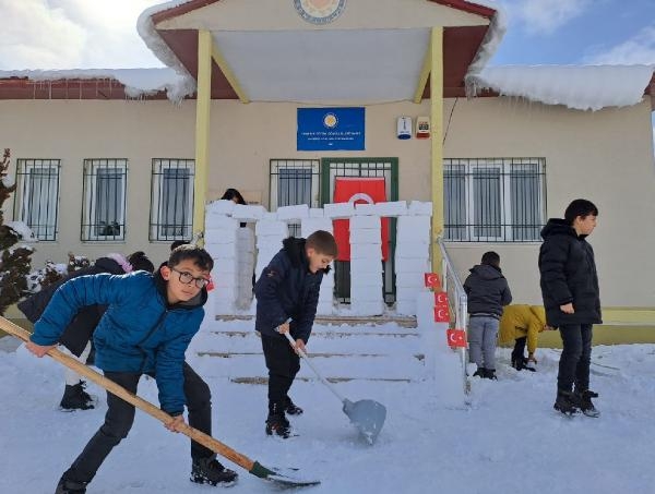 Kardan Anıtkabir yapıp, önünde İstiklal Marşı'nı okudular