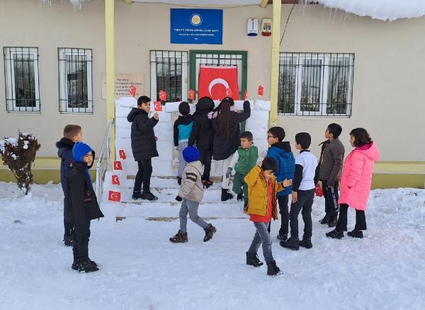 Kardan Anıtkabir yapıp, önünde İstiklal Marşı'nı okudular