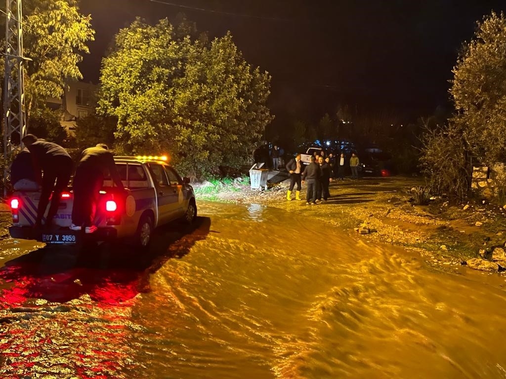 Kaş'ta bir camiyi su bastı, küçükbaş hayvanlar telef oldu
