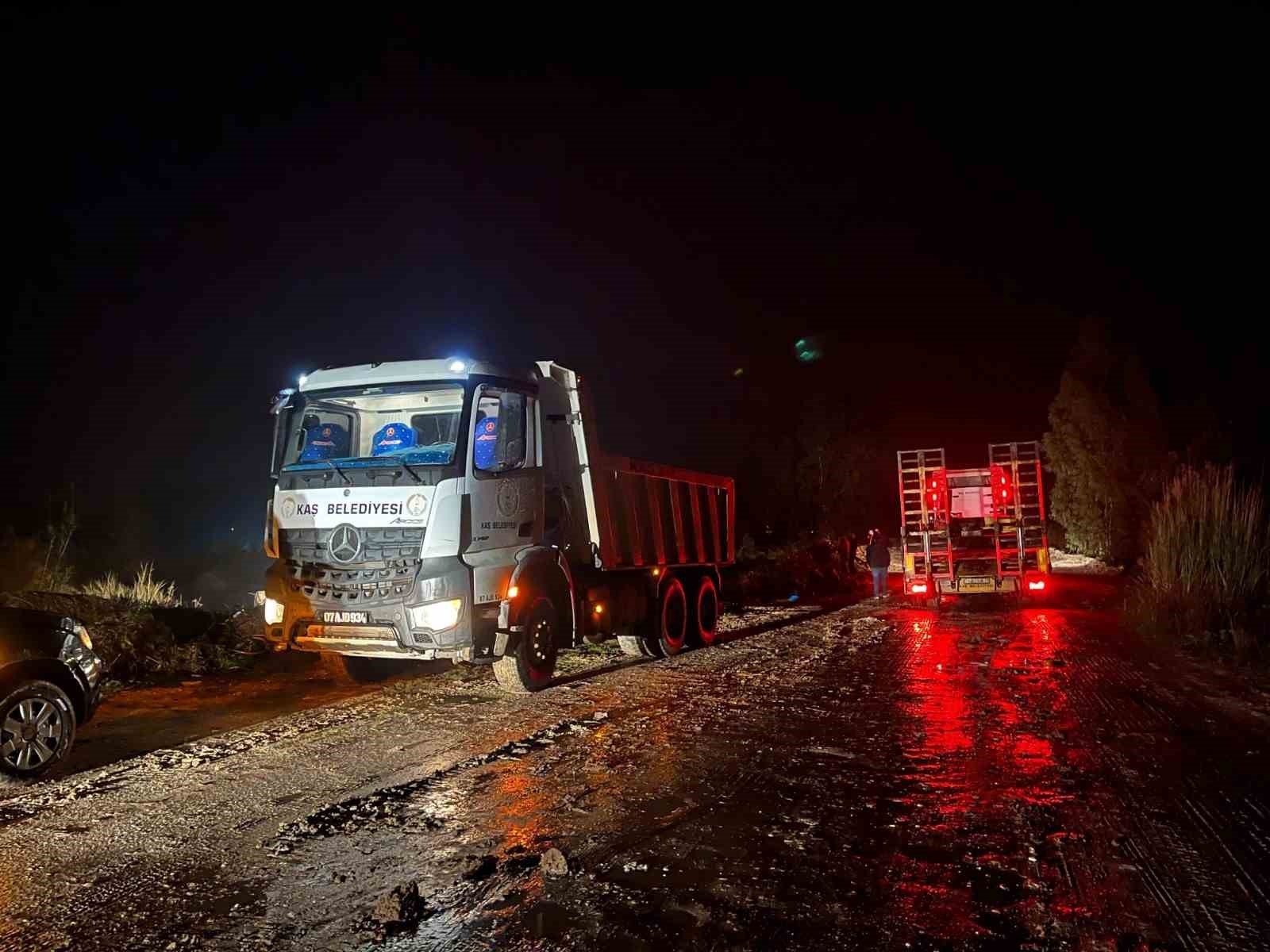 Kaş'ta bir camiyi su bastı, küçükbaş hayvanlar telef oldu