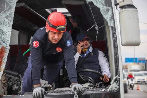 Kaza sonrası kurtarılmayı beklerken dakikalarca telefonla konuştu