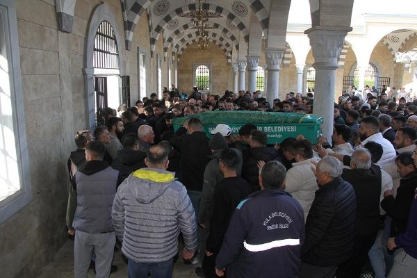 Kazadan 37 gün sonra ölen yağlı güreş sporcusu son yolculuğuna uğurlandı