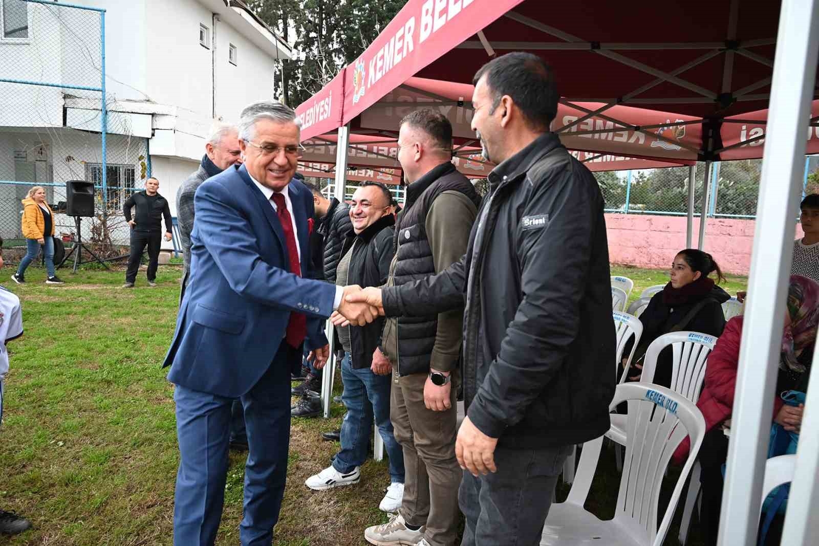Kemer Belediyesi Futbol Okulu'nda formalar dağıtıldı