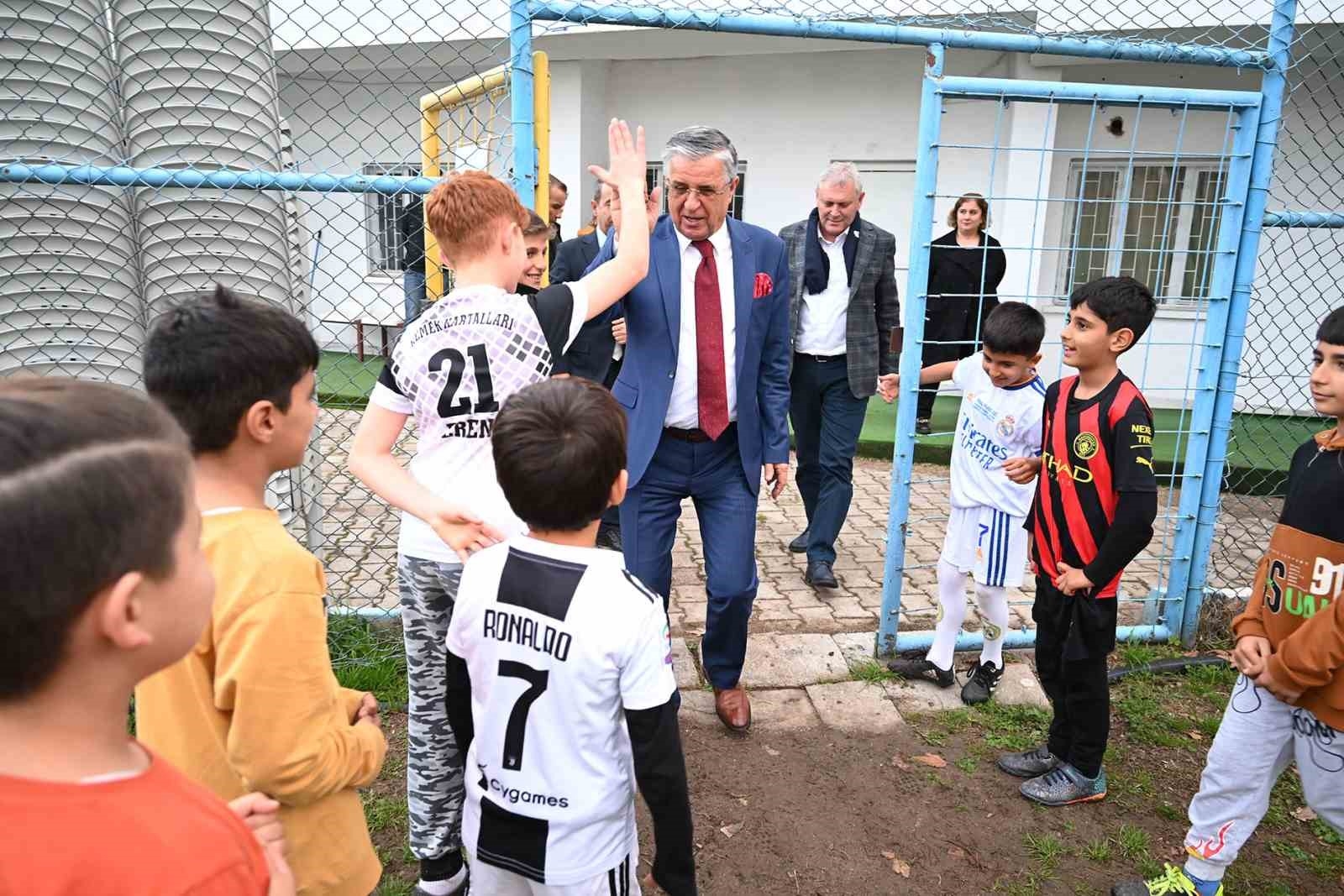 Kemer Belediyesi Futbol Okulu'nda formalar dağıtıldı