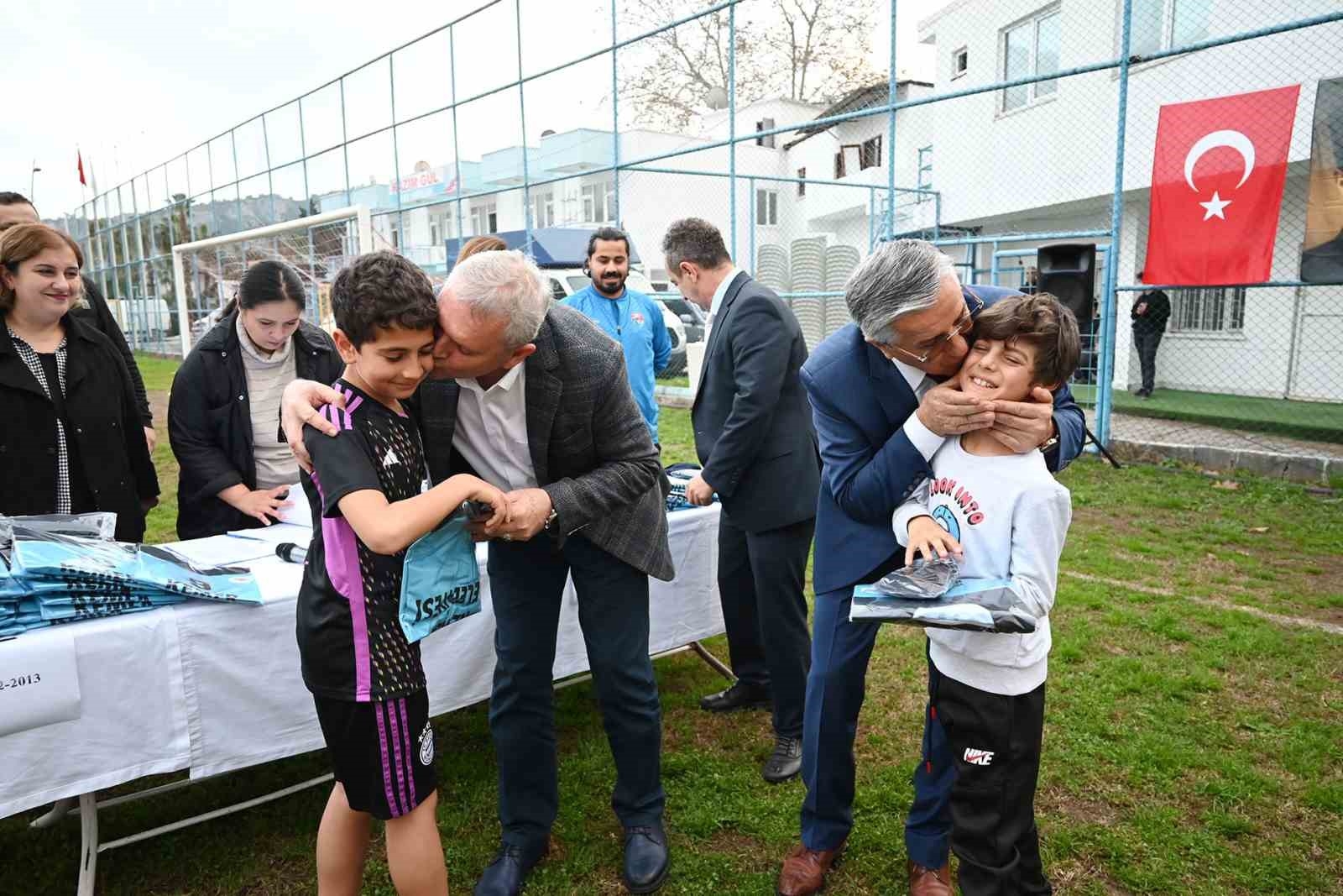 Kemer Belediyesi Futbol Okulu'nda formalar dağıtıldı