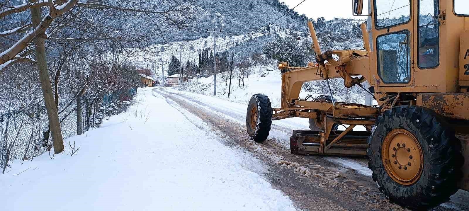2024/01/kemer-belediyesi-kar-yagisi-nedeniyle-kapanan-yayla-yollarini-temizledi-20240131AW13-1.jpg