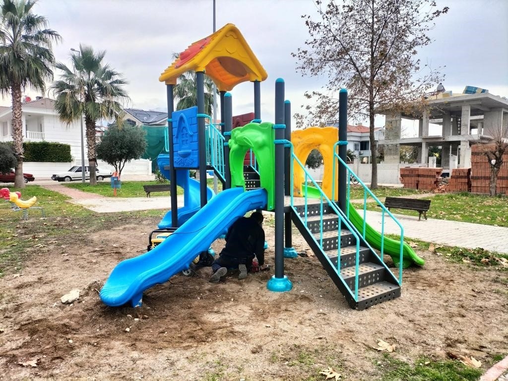 Kemer yeşil alan çalışmalarıyla yaz sezonuna hazırlanıyor