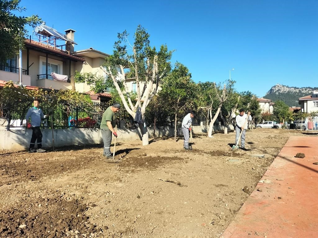 Kemer yeşil alan çalışmalarıyla yaz sezonuna hazırlanıyor