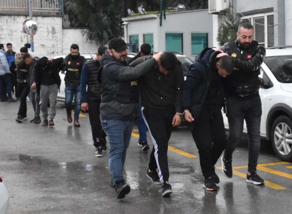 Kız kaçırma meselesinden husumetli ailelerin çatışmasında 8 şüpheli adliyede