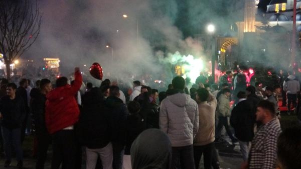 Konya'da sokakta yeni yıl kutlaması