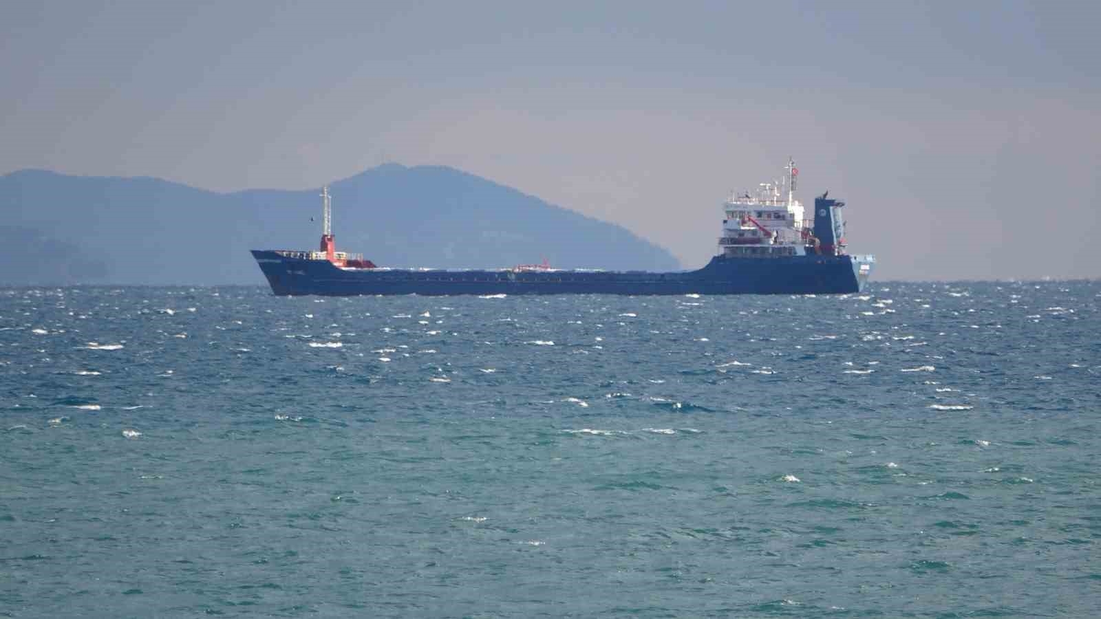 Kuru yük gemisi, hava muhalefeti sebebiyle Alanya açıklarına demirledi