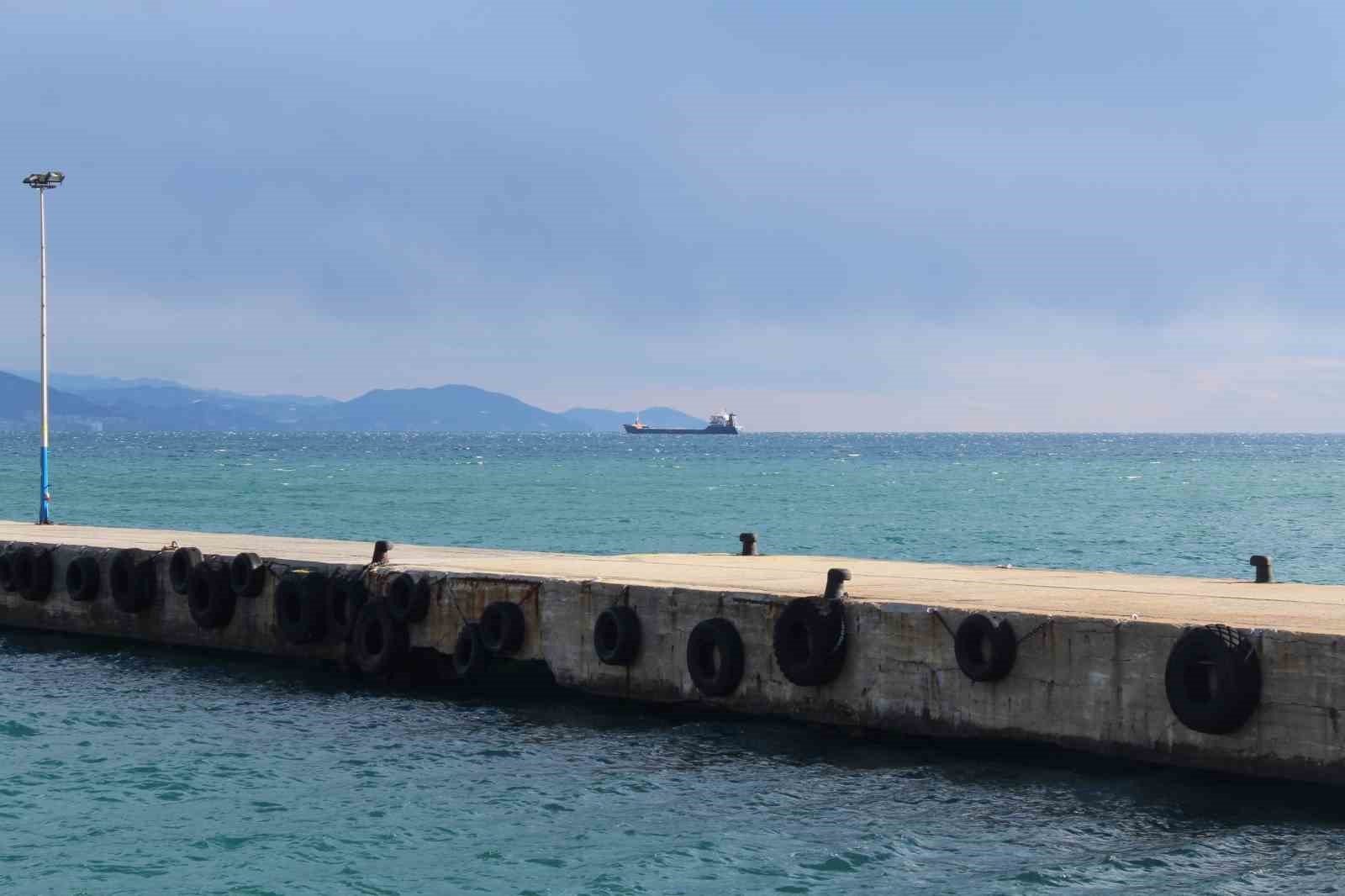 Kuru yük gemisi, hava muhalefeti sebebiyle Alanya açıklarına demirledi