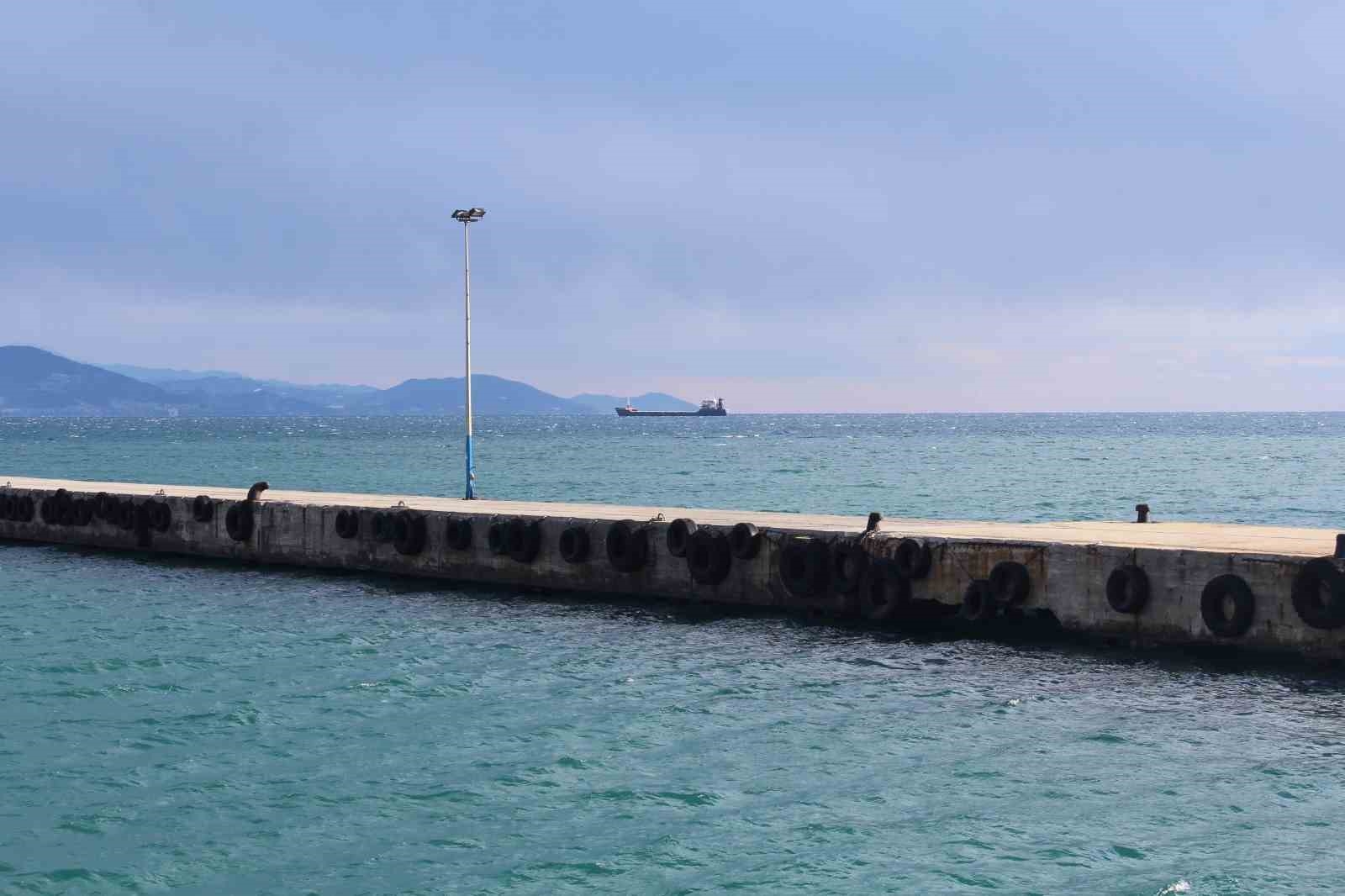 Kuru yük gemisi, hava muhalefeti sebebiyle Alanya açıklarına demirledi