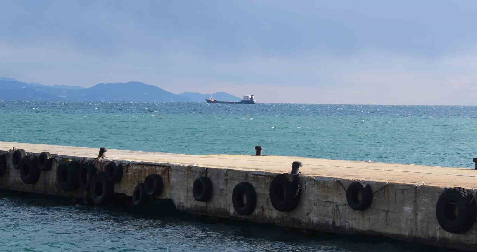 Kuru yük gemisi, hava muhalefeti sebebiyle Alanya açıklarına demirledi