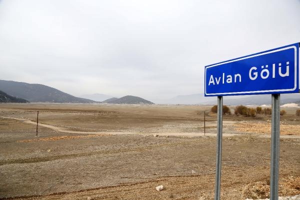 Kuruyan Avlan Gölü'nde sevindiren yağış