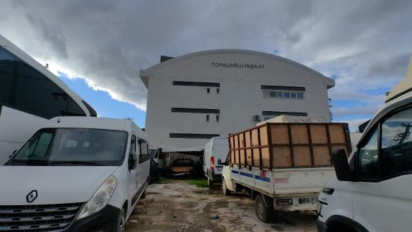 Lodos saç çatıyı yediemin otoparkına uçurdu; 3 araç zarar gördü