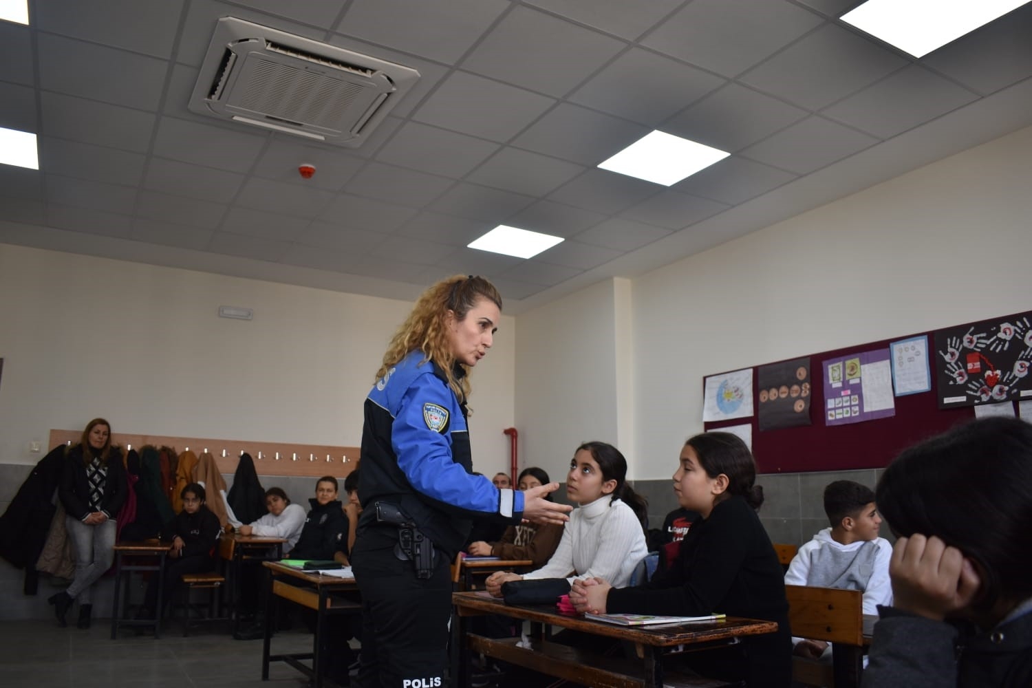 Mersin polisi öğrencilerle bir araya geldi