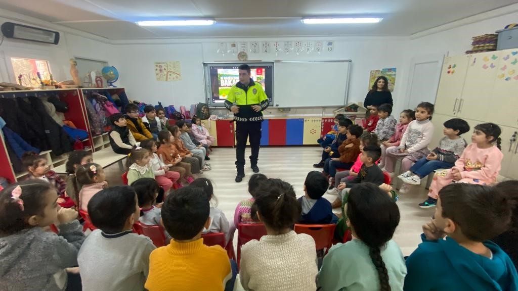 Mersin polisinden öğrencilere trafik eğitimi