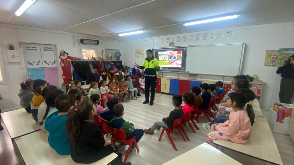Mersin polisinden öğrencilere trafik eğitimi