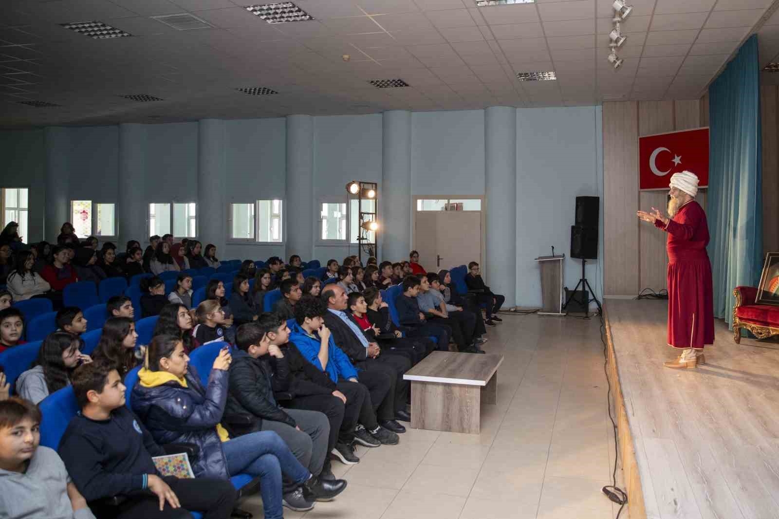 Mersin Şehir Tiyatrosu 'Ben Mimar Sinan' oyunuyla çocuklara ulaşmaya devam ediyor