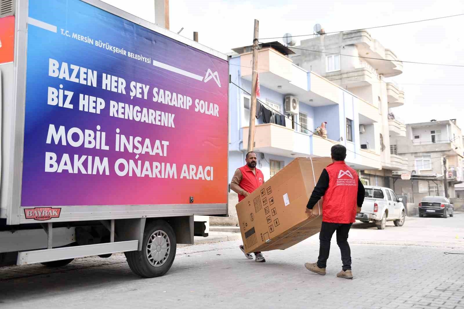 Mersin'de evi yanan aileye belediyeden eşya desteği