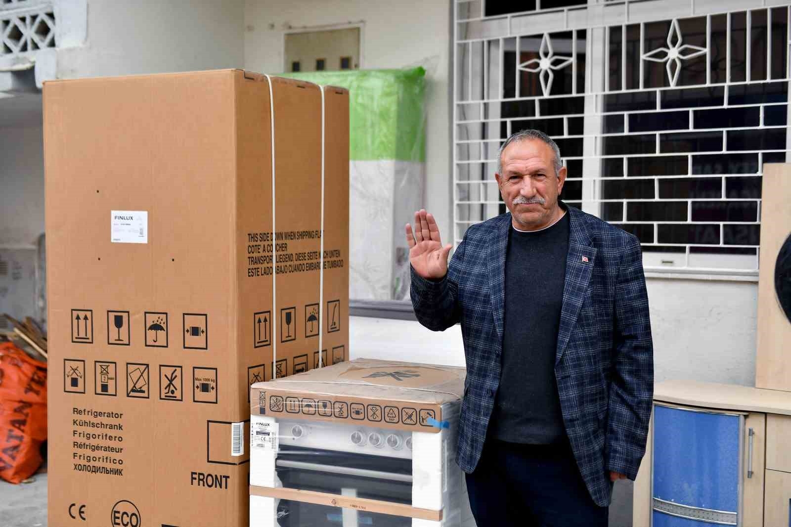 Mersin'de evi yanan aileye belediyeden eşya desteği
