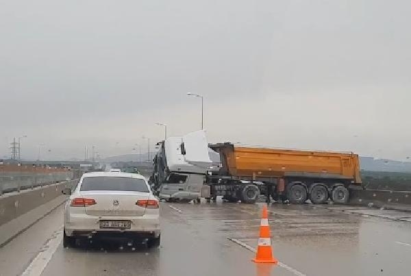 Mersin'de minibüse çarpan TIR'ın şoförü öldü
