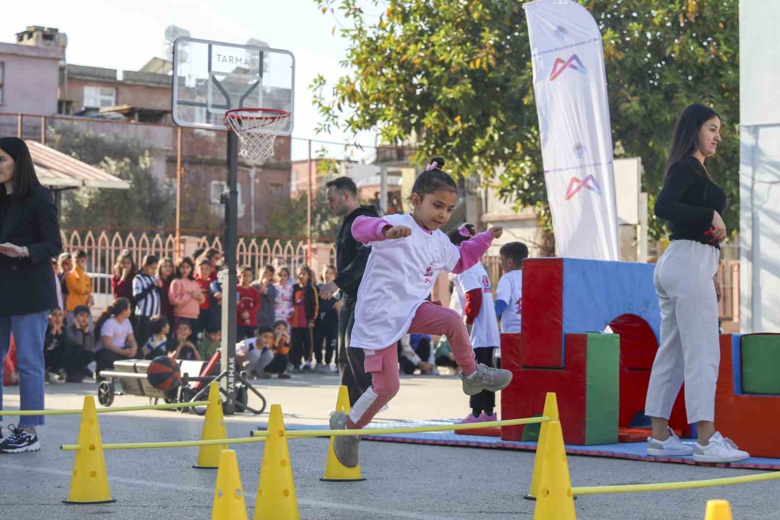 Mersin'de sporbüs ile çocuklar sporla buluşuyor