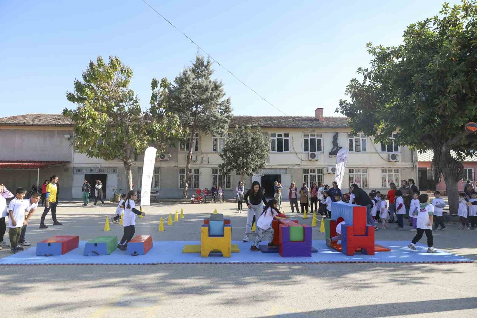 Mersin'de sporbüs ile çocuklar sporla buluşuyor