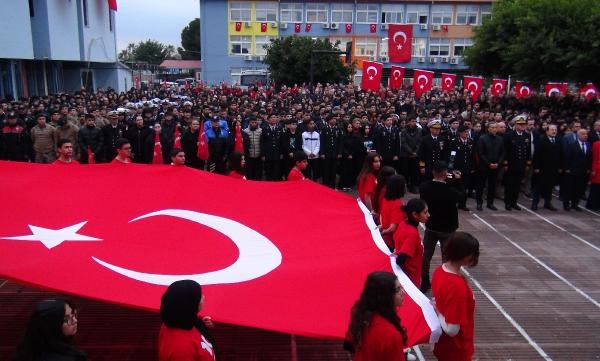 Mersin'deki okullarda şehitler için saygı duruşu