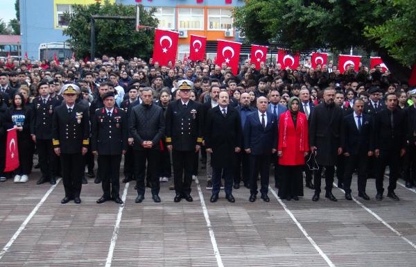 Mersin'deki okullarda şehitler için saygı duruşu