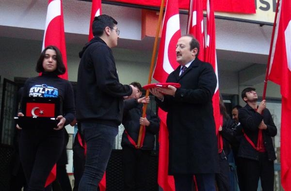 Mersin'deki okullarda şehitler için saygı duruşu