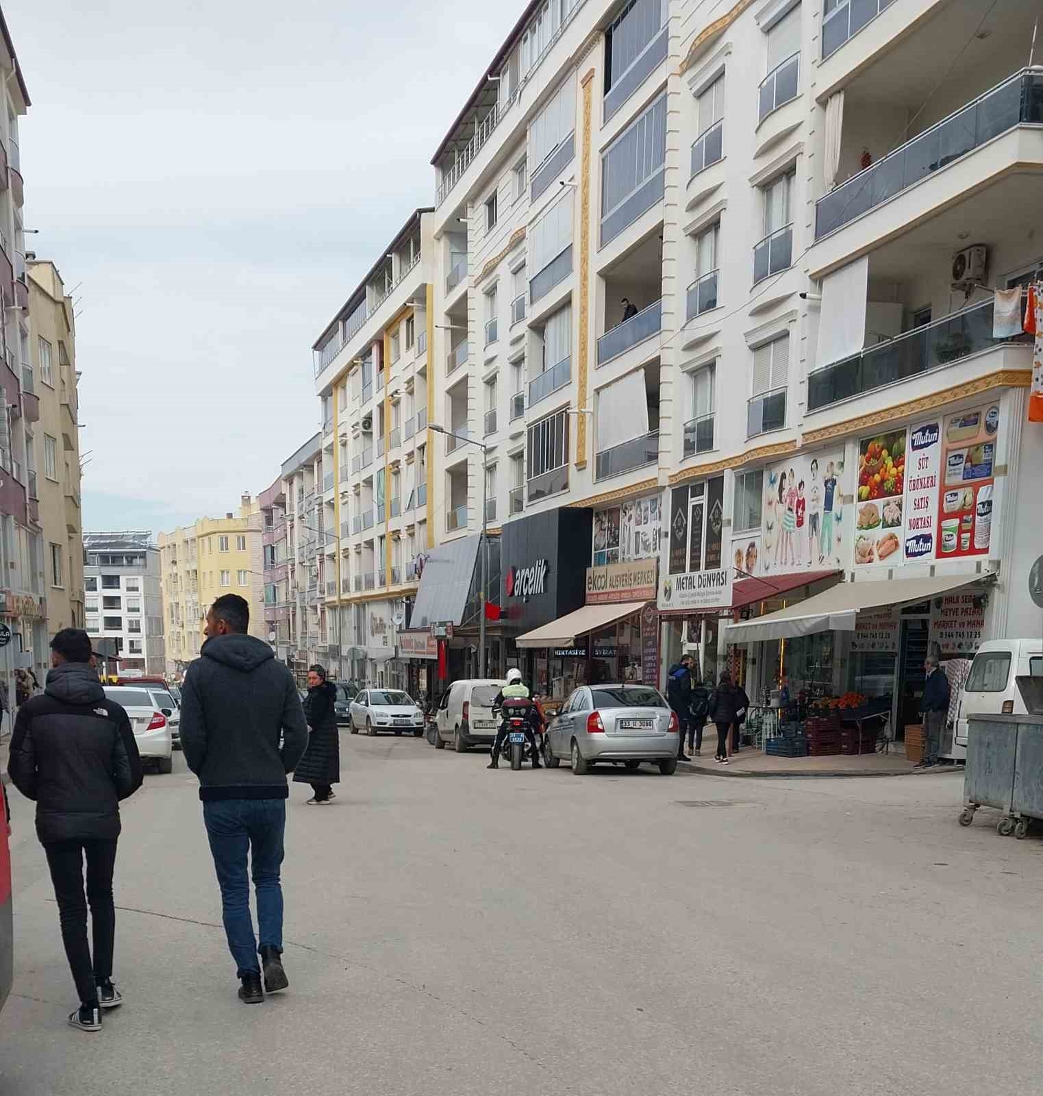 Mut'ta caddedeki tek yön ve süresiz park yasağının kaldırılması istenildi
