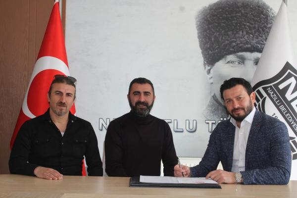 Nazilli'de Bülent Ertuğrul imzaladı