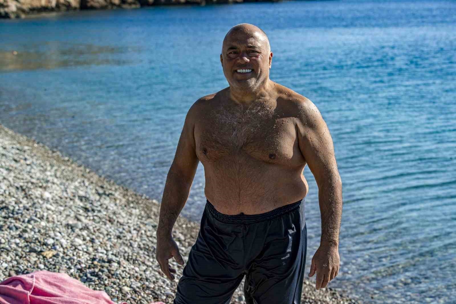 Onu görenler boğuldu sanıp, polisi arıyor !