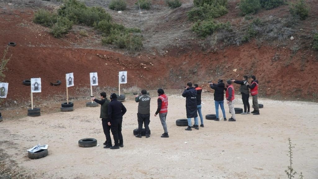 Orman muhafaza memurlarına silah kullanma eğitimi