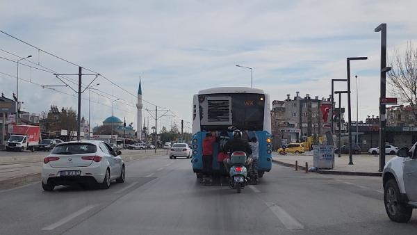 Otobüse tutunan patenli çocuklara 'tekmeli' uyarı