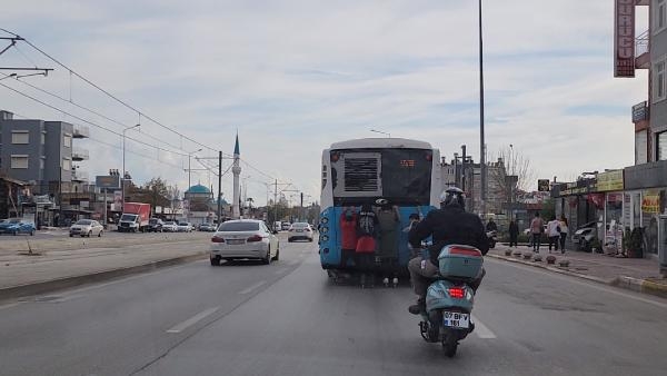 Otobüse tutunan patenli çocuklara 'tekmeli' uyarı