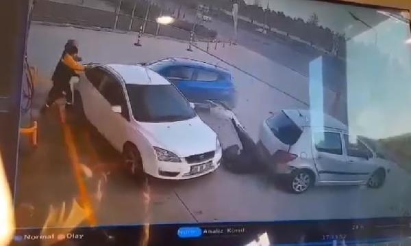 Otomobil akaryakıt istasyonunda 2 araca ve 1 kişiye çarptı; kaza kamerada