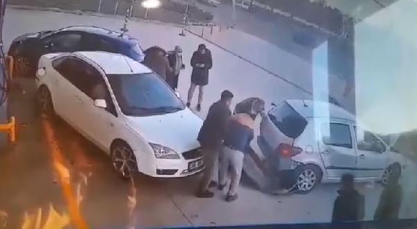 Otomobil akaryakıt istasyonunda 2 araca ve 1 kişiye çarptı; kaza kamerada