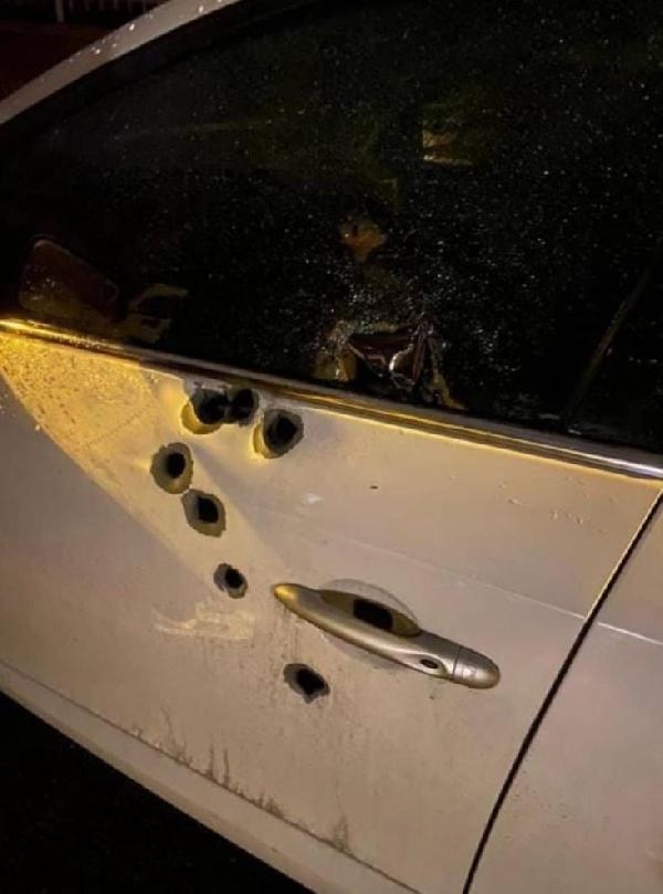 Park halindeki otomobilde oturan baba ve oğluna silahlı saldırı