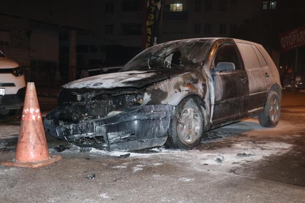 Seyir halindeyken alev alan otomobildeki 4 kişi ölümden döndü