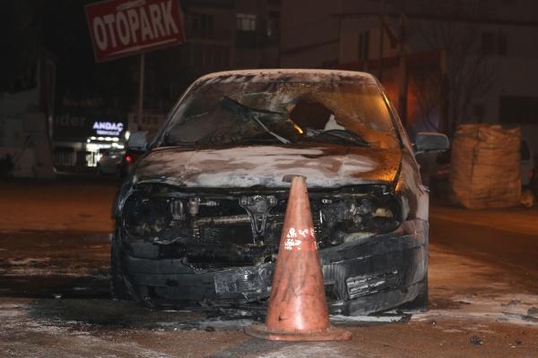 Seyir halindeyken alev alan otomobildeki 4 kişi ölümden döndü