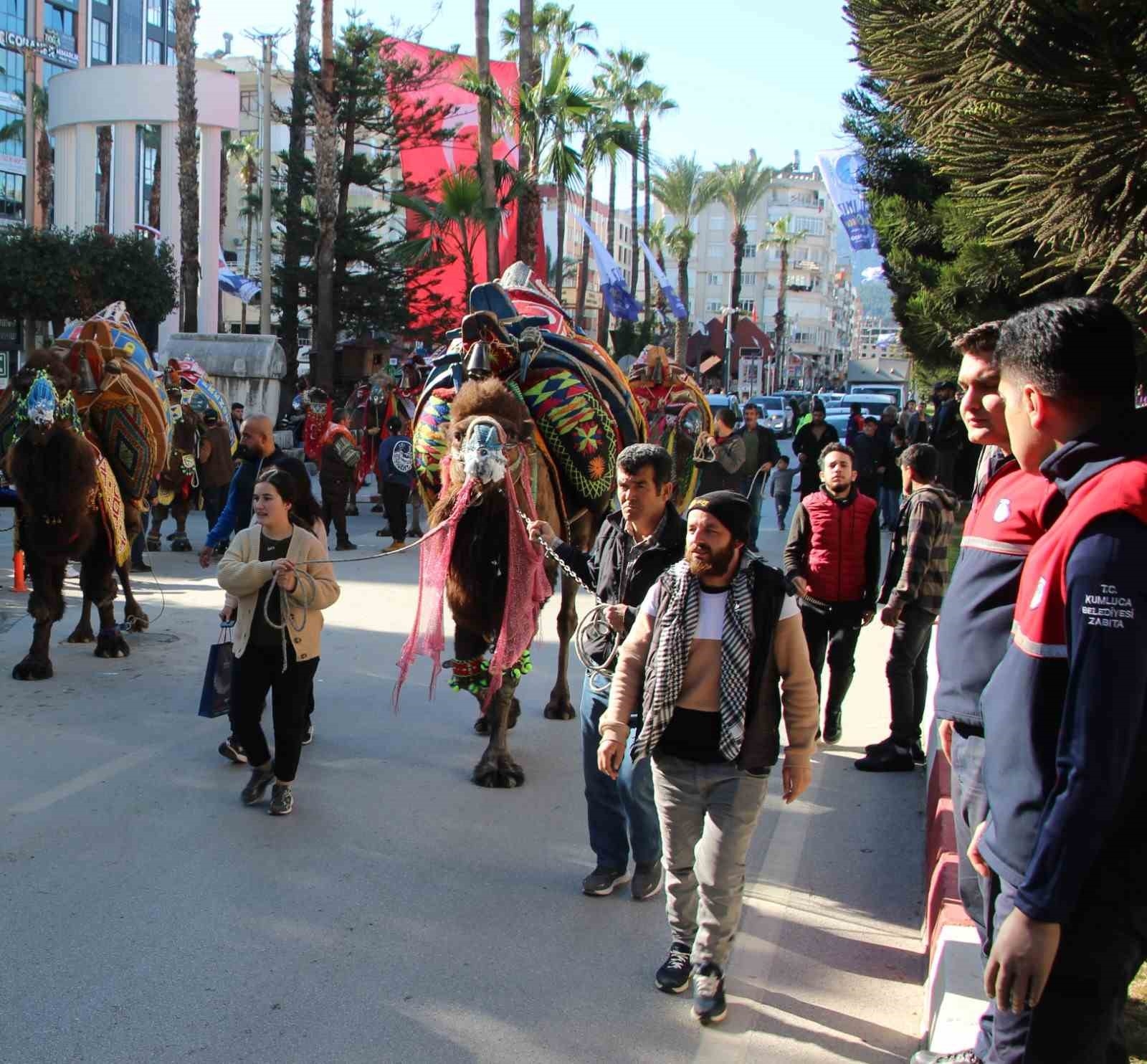 Süslü develer jüri karşısında