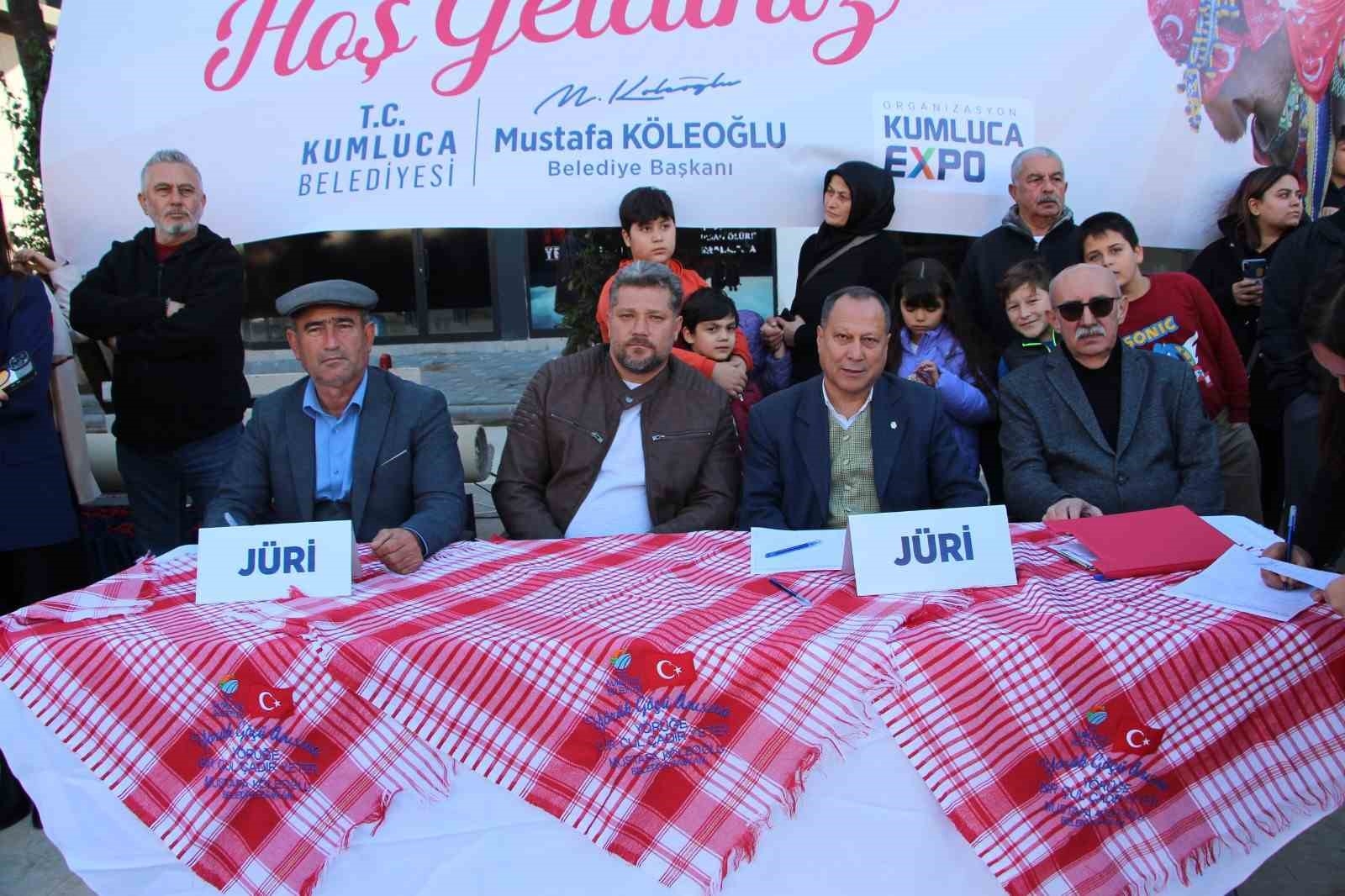 Süslü develer jüri karşısında