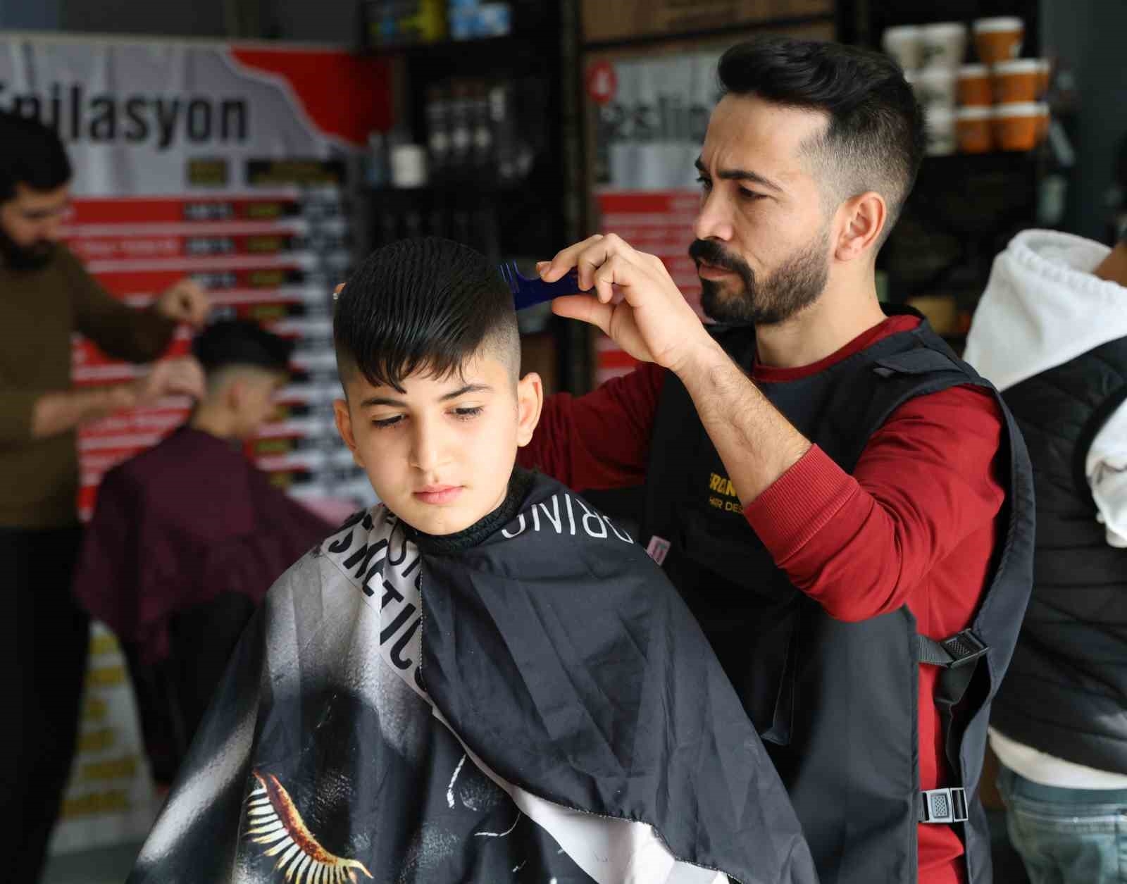 Takdir ve teşekkür belgesi alan öğrencilere 3 gün ücretsiz tıraş