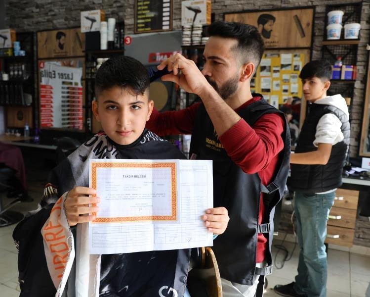 Takdir ve teşekkür belgesi alan öğrencilere 3 gün ücretsiz tıraş