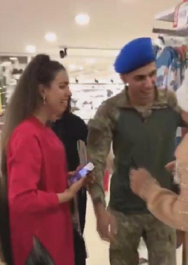 Terhis olan askerden AVM'deki annesine sürpriz