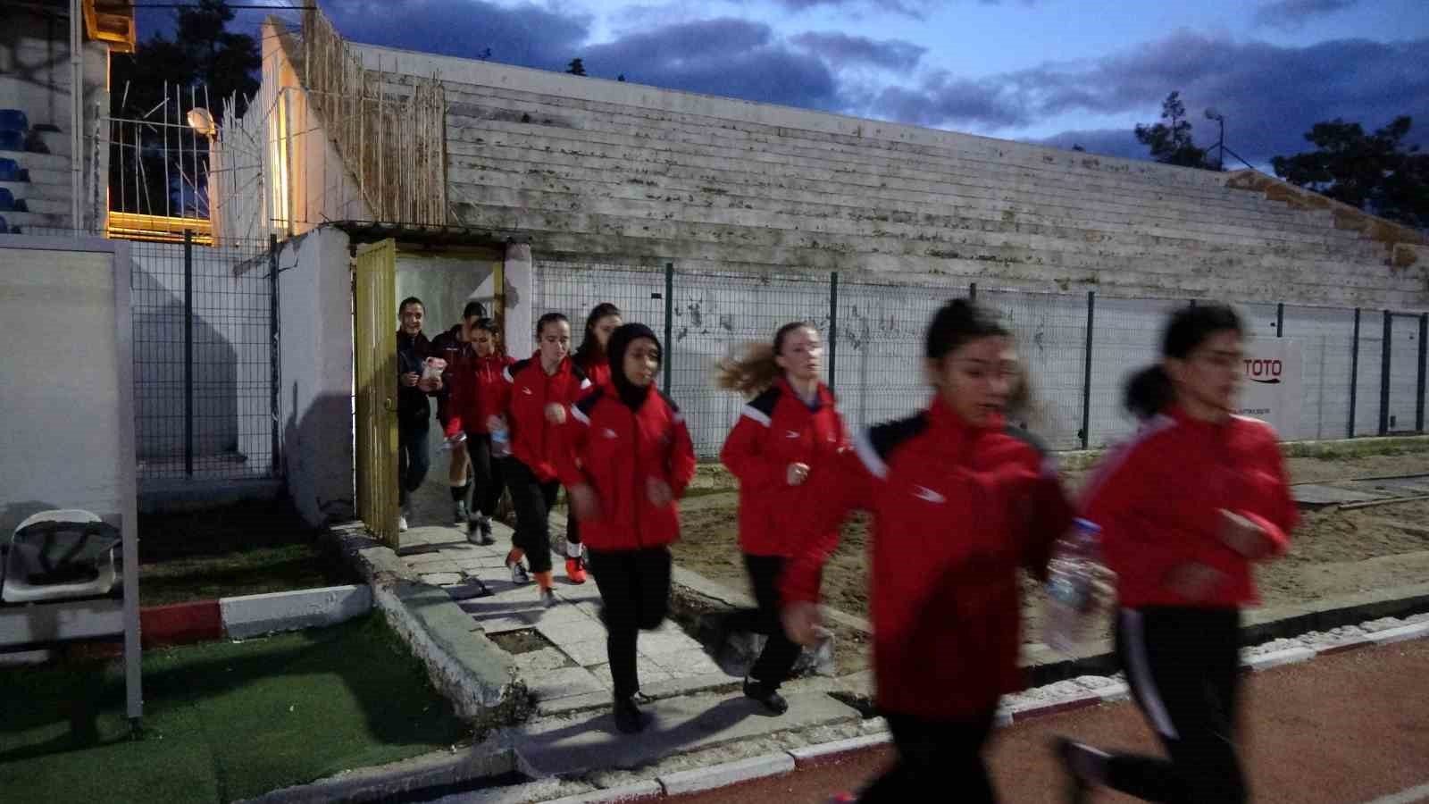 Topuklu ayakkabılarını bırakıp kramponları giydiler, gözlerini kupaya diktiler